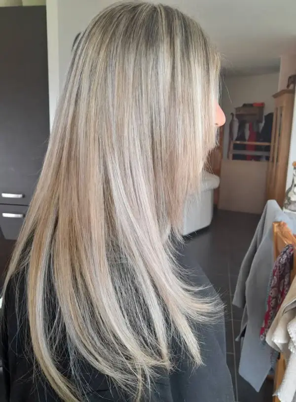 Coiffeuse_domicile_marie_D_professionnelle (1) balayage blond trés clair avec une patine argent et brushing lisse sur une coupe dégradée sur le contour du visage