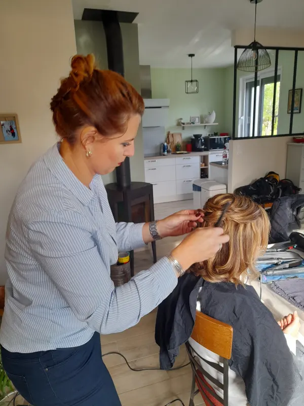 Marie Deymier en train de coiffer une future mariée.