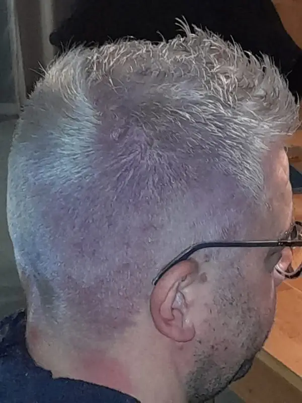 prestations_coiffure_marie_D_coiffeuse_domicile (33) décoloration à blanc avec patine gris acier sur coupe homme courte dégradée