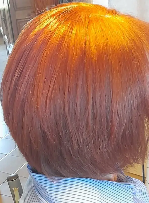 prestations_coiffure_marie_D_coiffeuse_domicile (38) coupe carré dégradée, couleur cuivré doré et brushing lisse